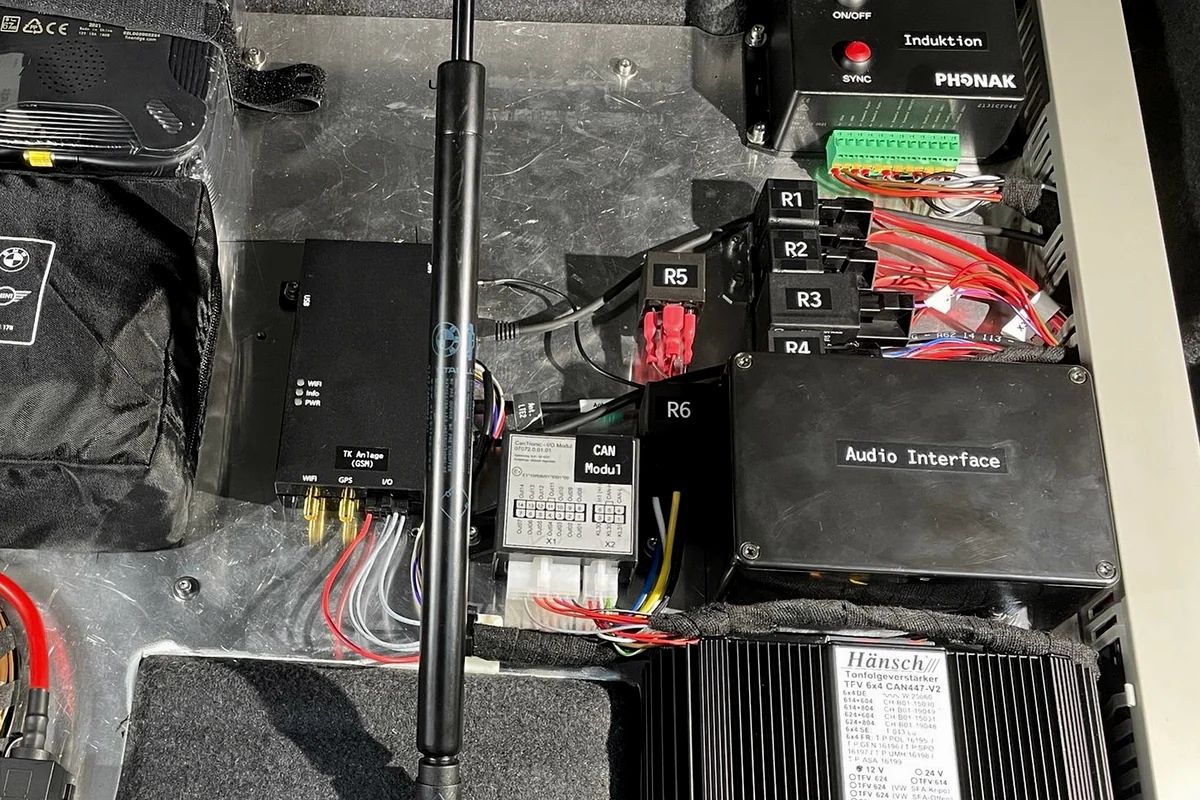 Integrierte Steuer-, Audio- und Signalmodule im Fahrzeug