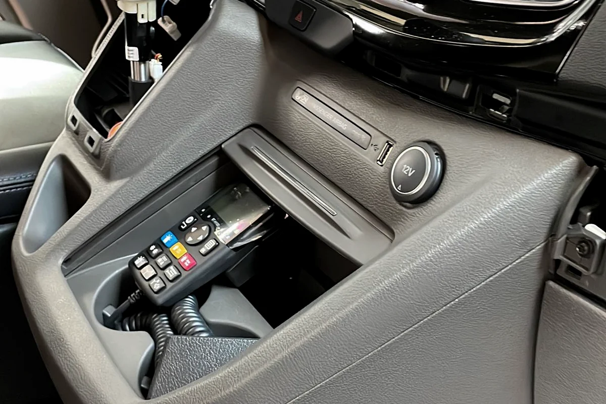 Funkgerät und Bedienteil im Fahrzeug